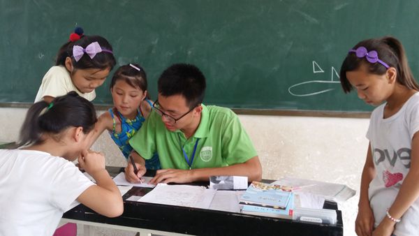 05 课堂:下课后,孩子们争相向老师提问 供图:廖晨曦_副本.jpg