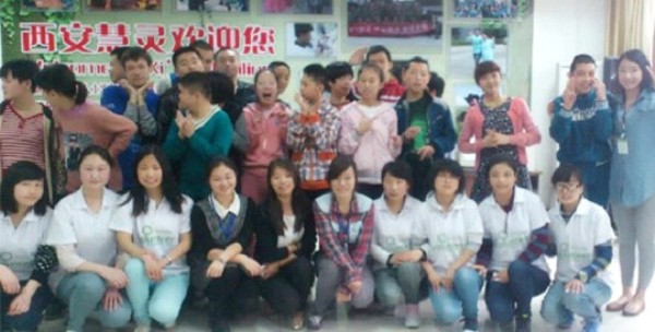 02-和孩子们合影.jpg