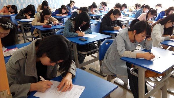3-同学们在认真答题.jpg