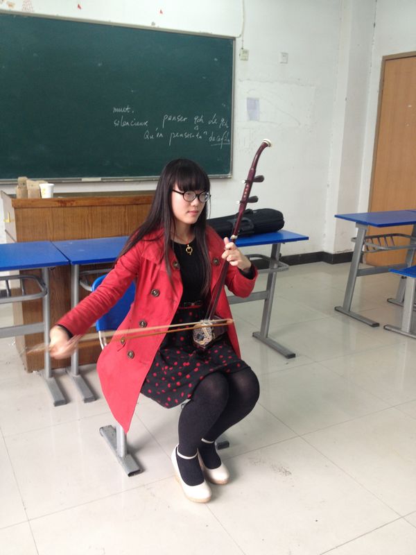 04_西方语言文化学院女生节海选选手展示才艺.JPG