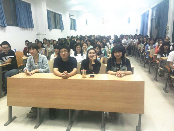 06_同学们认真听学长学姐分享经验.jpg