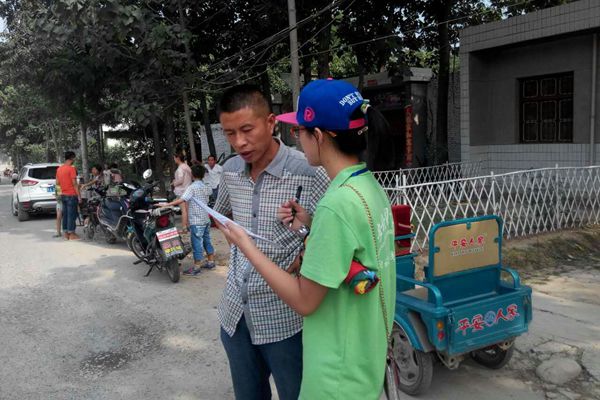 14 调研:调研组成员利用家长等候放学的机会进行访谈调研 供图:宋天娇_副本.jpg
