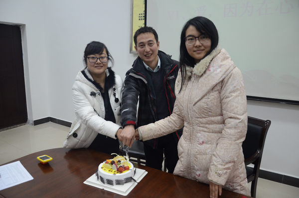 04_刘鹏博老师、张冰老师、朱堃老师一起执刀,庆祝“心·希望”成立五周年.jpg