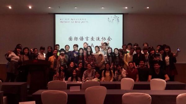 01_参加英语角中外学生合影.jpg