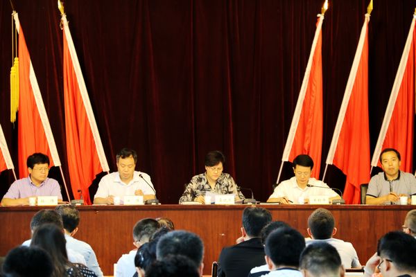 1 与会领导.jpg