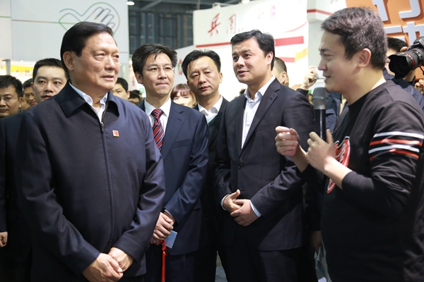 03-中共中央政治局原委员、中国志愿服务联合会会长刘淇参观展会_副本.jpg