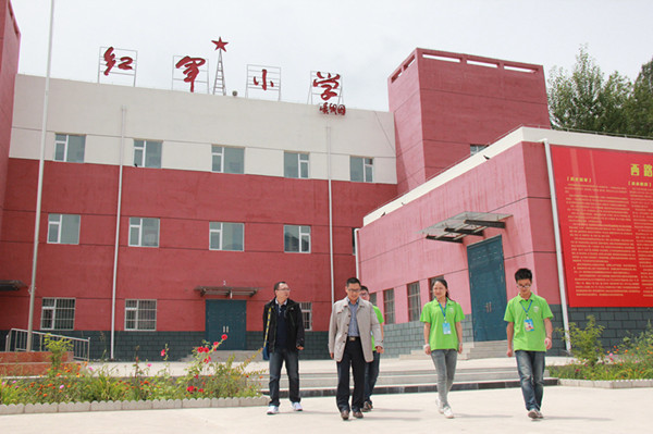 走出学校.JPG