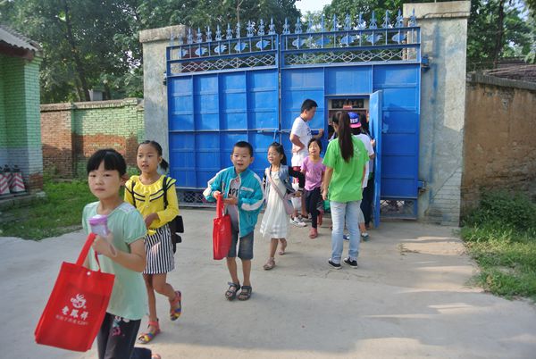 07 每天,孩子们都会整齐地排成一队进入学校,班主任在门口迎接孩子们 供图:曹昀钰彦_副本.jpg