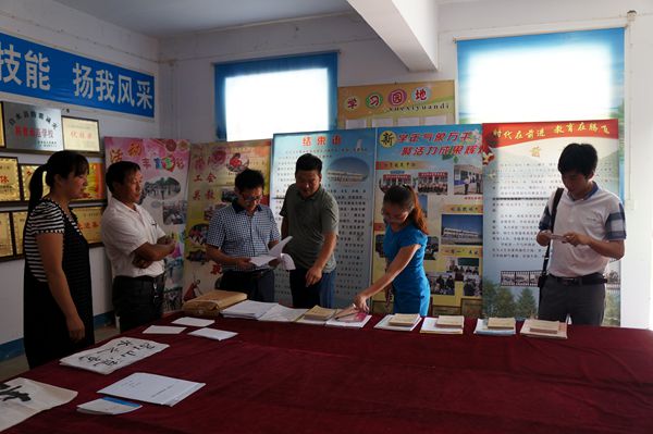 参观德育展览室_副本.jpg