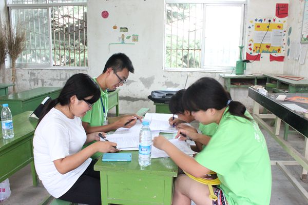 15 调研:调研组同学在集体分析问卷,统计结果 供图:廖晨曦_副本.jpg