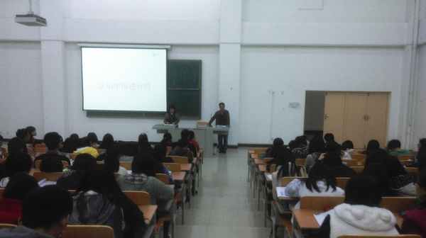 04-同学们认真聆听讲座.jpg