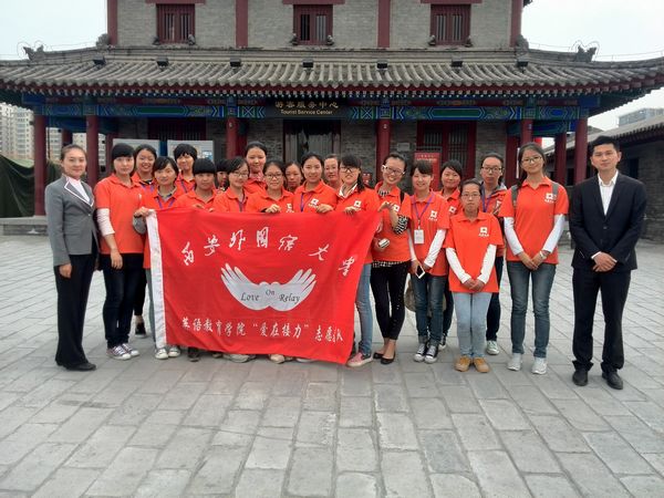 02-志愿者与工作人员合影.jpg