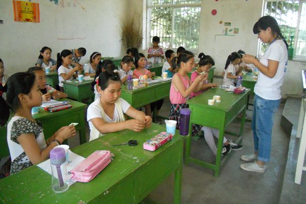 04 课堂:手工课上,孩子们认真地学习向日葵的做法 供图:曹昀钰彦_副本.jpg