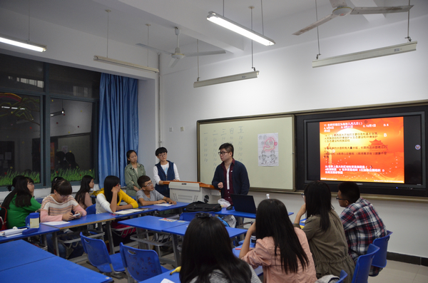 05-辅导员与同学们一起讨论.jpg