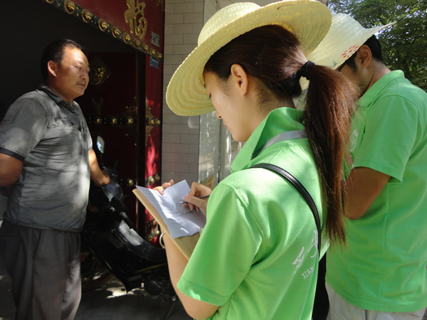 6.调研组进村走访.jpg