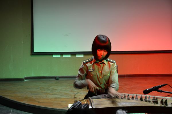 03-第四军医大学的同学表演古筝独奏.jpg