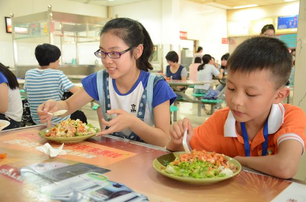 2志愿者带领孩子们在我校食堂就餐.JPG