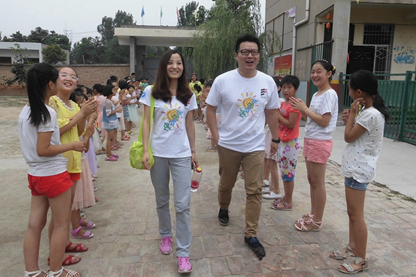 孩子们对我们的欢迎_副本.jpg