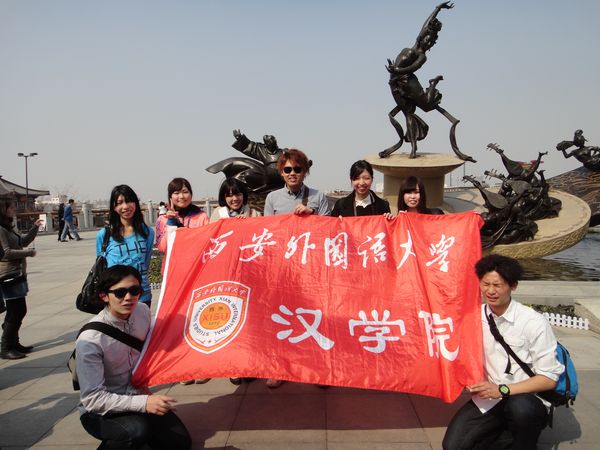 03_参观华清池日本学生合影.JPG