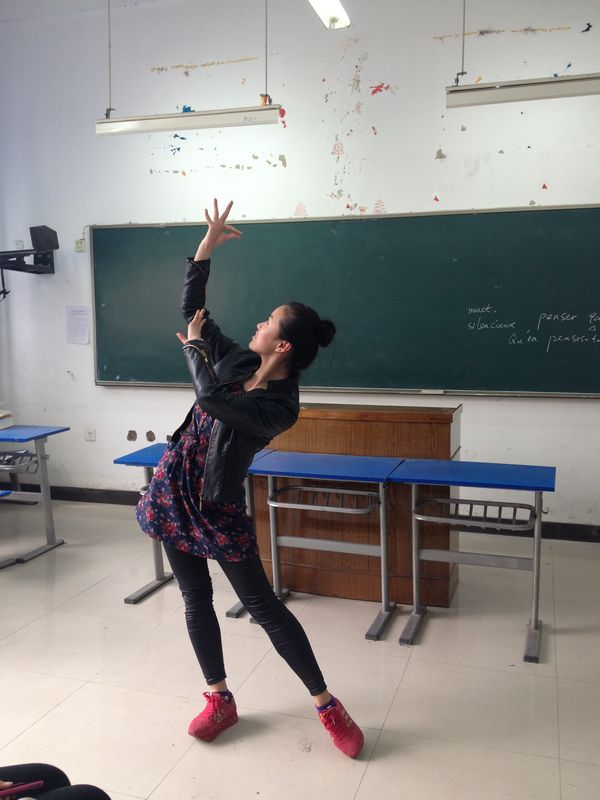 02_西方语言文化学院女生节海选选手进行才艺表演.JPG