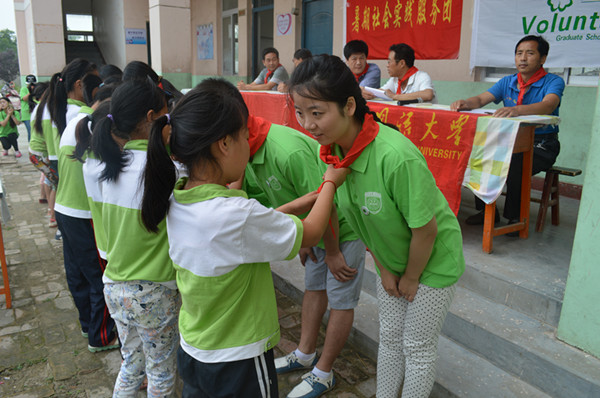 学生代表为志愿者佩戴红领巾_.jpg