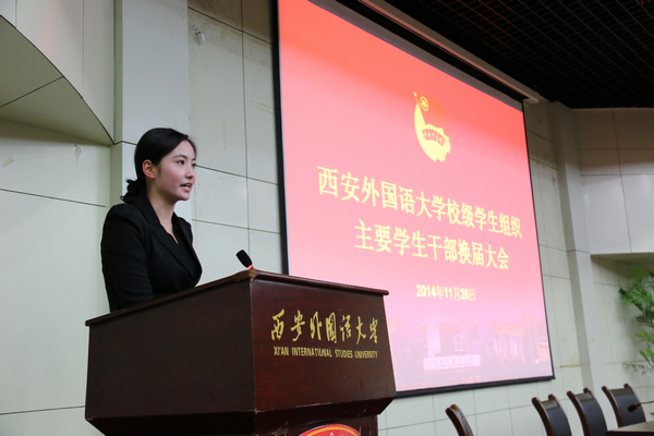 3.主持人 陈芳老师.jpg