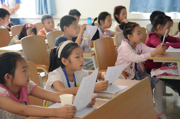 1孩子们学唱法语歌.JPG