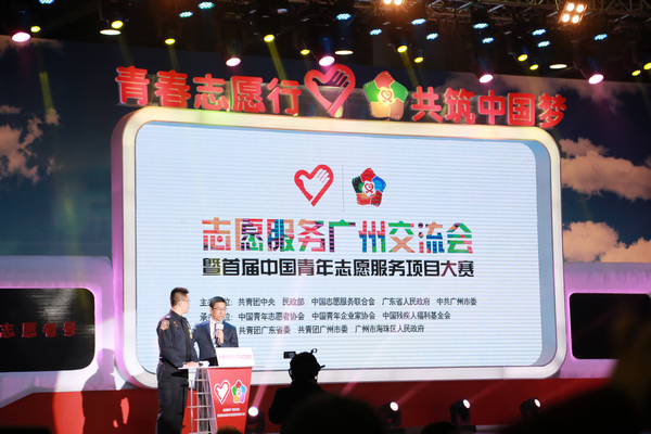 03中央电视台主持人白岩松与获奖代表进行了现场访谈.jpg