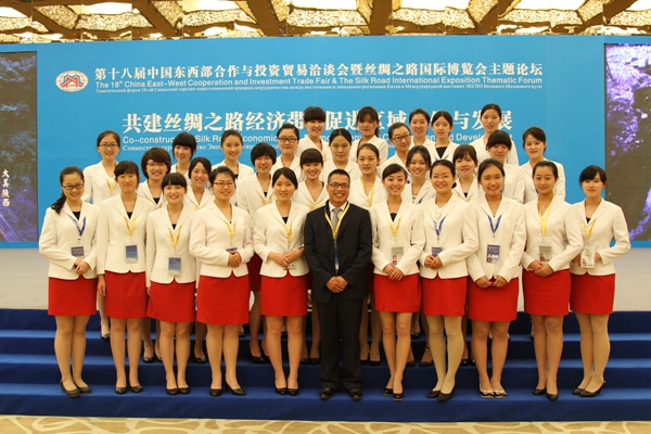我校志愿者参与2014西洽会志愿服务_副本.jpg