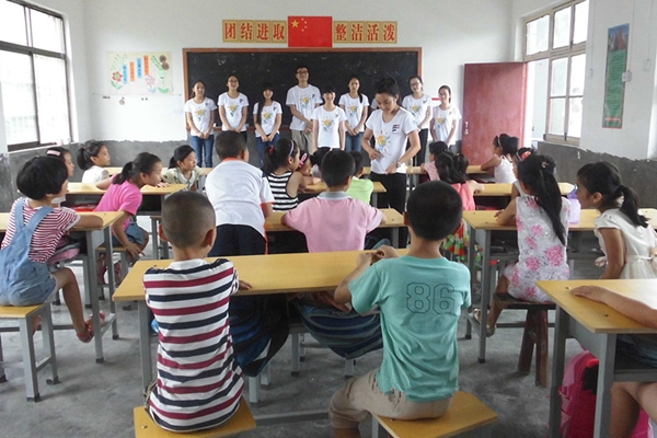 进教室与孩子们相互认识_副本.jpg