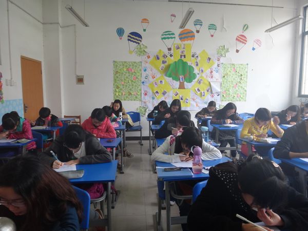4-同学们在认真答题.JPG