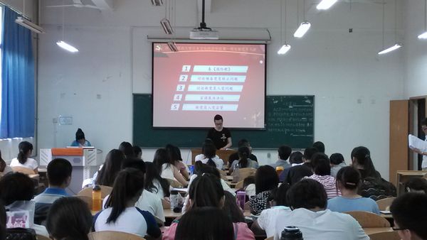 1 宣读入党志愿书.jpg
