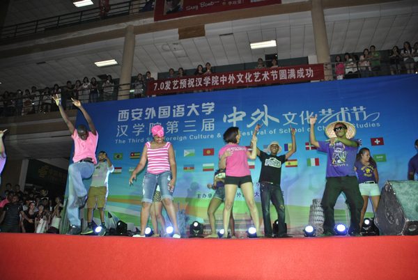 01_美国学生歌舞表演.jpg