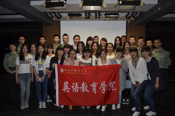06-文艺晚会合影留念.jpg