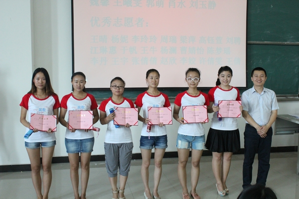 04-耿书记与获奖同学合影留念.JPG