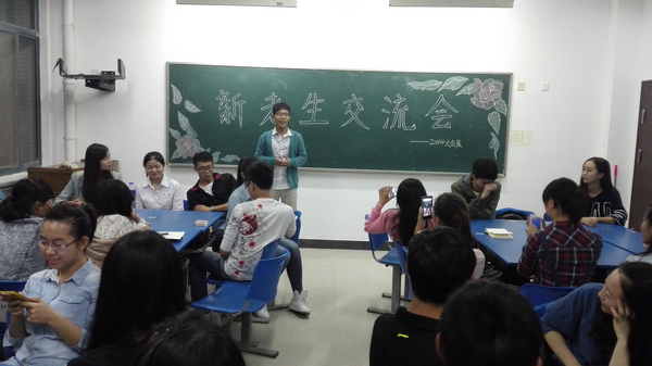 4e新生进行才艺表演.jpg