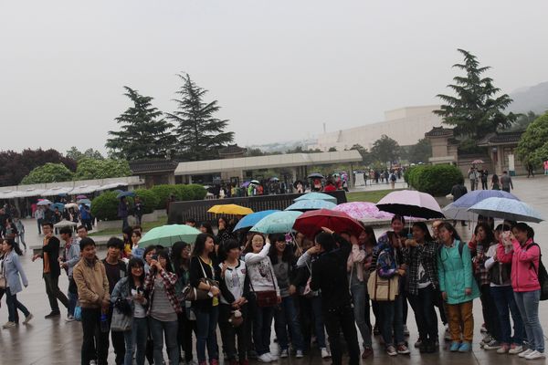 03-雨中听讲解.JPG