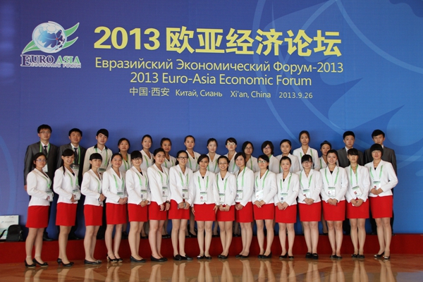 我校志愿者参与2013欧亚经济论坛服务_副本.jpg