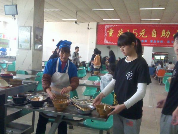 志愿者开展“爱心食堂”志愿服务活动